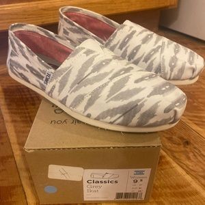 Toms Ikat Gray White Classic Women Size 9.5 New in Box